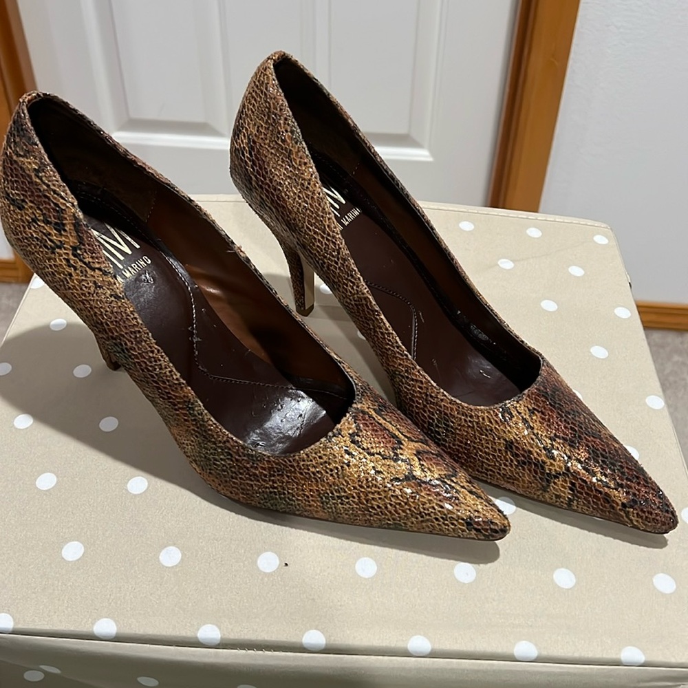 A 2 1/2 inch snake skin style pump never worn, beautiful shoe, classy,